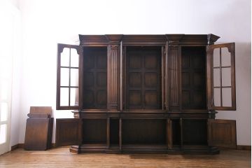 中古美品　イギリス輸入家具　特大サイズ!　オーク材　クラシカルな組み立て式キャビネット(定価約140万円)(収納棚、食器棚)(R-047943)
