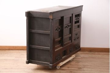和製アンティーク　透かしの意匠が趣溢れる四尺水屋箪笥サイドボード(収納棚、戸棚、サイドキャビネット)(R-047944)