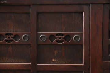 和製アンティーク　透かしの意匠が趣溢れる四尺水屋箪笥サイドボード(収納棚、戸棚、サイドキャビネット)(R-047944)