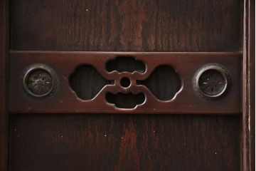 和製アンティーク　透かしの意匠が趣溢れる四尺水屋箪笥サイドボード(収納棚、戸棚、サイドキャビネット)(R-047944)