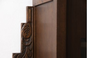 イギリスアンティーク　オーク材・チーク材・ローズウッド材　凝ったデザインがお洒落なキャビネット(収納棚、戸棚、リビングボード)(R-047945)