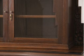 イギリスアンティーク　オーク材・チーク材・ローズウッド材　凝ったデザインがお洒落なキャビネット(収納棚、戸棚、リビングボード)(R-047945)
