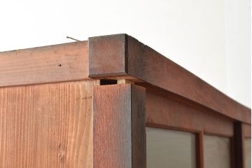 和製アンティーク　前面ケヤキ材　赤みがかった木色が目を引く上手物の重ね戸棚(収納棚、食器棚、キャビネット、ガラス戸棚)(R-047947)