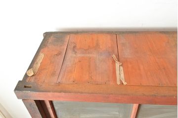 和製アンティーク　前面ケヤキ材　赤みがかった木色が目を引く上手物の重ね戸棚(収納棚、食器棚、キャビネット、ガラス戸棚)(R-047947)