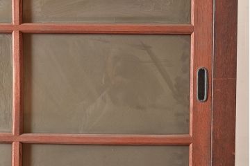和製アンティーク　前面ケヤキ材　赤みがかった木色が目を引く上手物の重ね戸棚(収納棚、食器棚、キャビネット、ガラス戸棚)(R-047947)