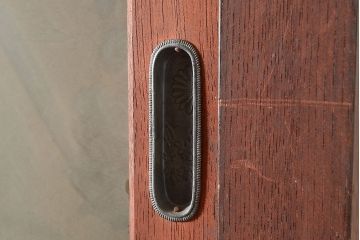 和製アンティーク　前面ケヤキ材　赤みがかった木色が目を引く上手物の重ね戸棚(収納棚、食器棚、キャビネット、ガラス戸棚)(R-047947)
