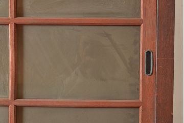 和製アンティーク　前面ケヤキ材　赤みがかった木色が目を引く上手物の戸棚(収納棚、食器棚、キャビネット、ガラス戸棚)(R-047948)