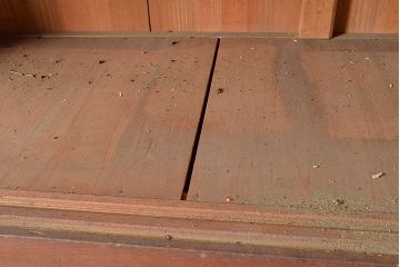 和製アンティーク　前面ケヤキ材　赤みがかった木色が目を引く上手物の戸棚(収納棚、食器棚、キャビネット、ガラス戸棚)(R-047948)