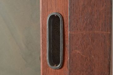 和製アンティーク　前面ケヤキ材　赤みがかった木色が目を引く上手物の戸棚(収納棚、食器棚、キャビネット、ガラス戸棚)(R-047948)