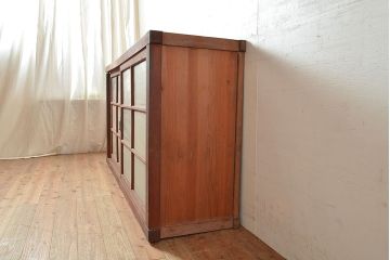 和製アンティーク　前面ケヤキ材　赤みがかった木色が目を引く上手物の戸棚(収納棚、食器棚、キャビネット、ガラス戸棚)(R-047948)