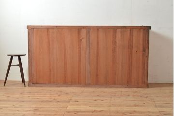 和製アンティーク　前面ケヤキ材　赤みがかった木色が目を引く上手物の戸棚(収納棚、食器棚、キャビネット、ガラス戸棚)(R-047948)