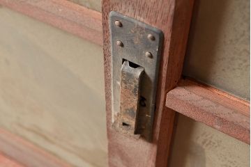 和製アンティーク　前面ケヤキ材　赤みがかった木色が目を引く上手物の戸棚(収納棚、食器棚、キャビネット、ガラス戸棚)(R-047949)