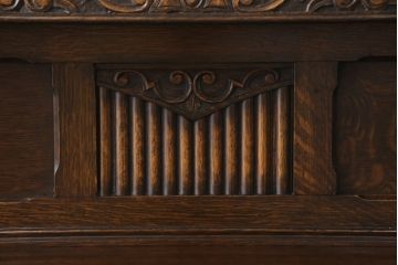 イギリスアンティーク　優雅な佇まいが魅力的なオーク材製のサイドボード(収納棚、戸棚、キャビネット)(R-047950)