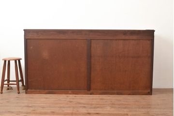 和製アンティーク　ナラ材製　たっぷり収納できるのが嬉しい銀モールガラス入り戸棚(食器棚、収納棚、キャビネット、ガラス戸棚)(R-047954)