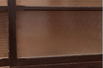 【簡易リペア限定品】和製アンティーク　ナラ材製　たっぷり収納できるのが嬉しい銀モールガラス入り戸棚(食器棚、収納棚、キャビネット、ガラス戸棚、サイドボード)(R-047955)