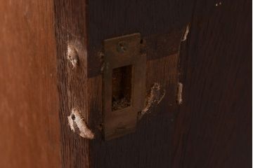 和製アンティーク　ナラ材製　たっぷり収納できるのが嬉しい銀モールガラス入り戸棚(食器棚、収納棚、キャビネット、ガラス戸棚)(R-047955)