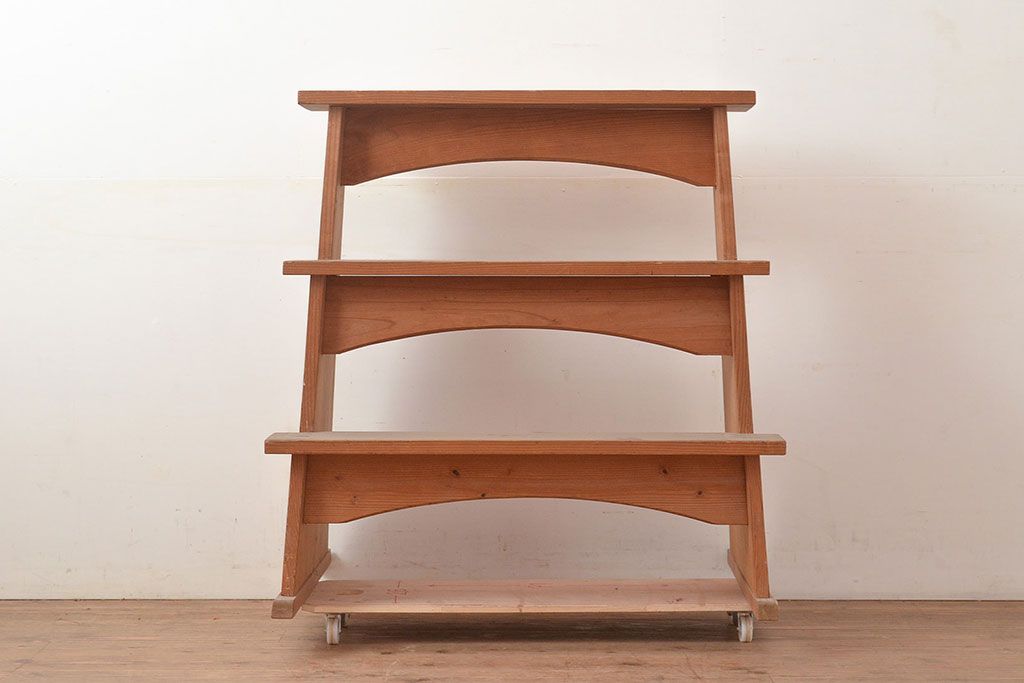 和製アンティーク　ディスプレイにおすすめ!素朴な木味が懐かしい雰囲気を醸し出す飾り棚(花台)(R-047956)