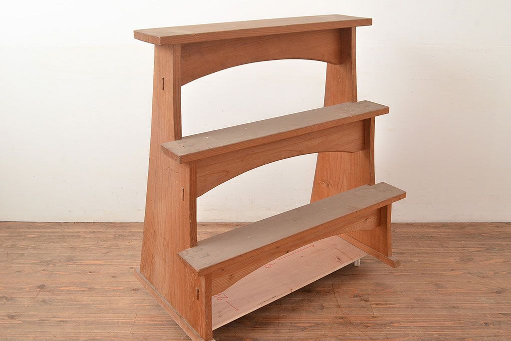 和製アンティーク　ディスプレイにおすすめ!素朴な木味が懐かしい雰囲気を醸し出す飾り棚(花台)(R-047956)