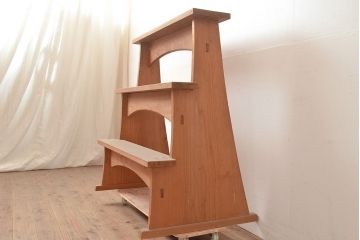 和製アンティーク　ディスプレイにおすすめ!素朴な木味が懐かしい雰囲気を醸し出す飾り棚(花台)(R-047956)