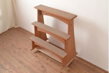 和製アンティーク　ディスプレイにおすすめ!素朴な木味が懐かしい雰囲気を醸し出す飾り棚(花台)(R-047956)