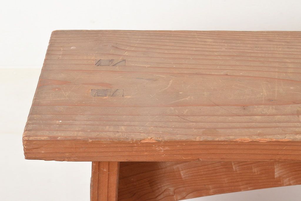 和製アンティーク　ディスプレイにおすすめ!素朴な木味が懐かしい雰囲気を醸し出す飾り棚(花台)(R-047956)