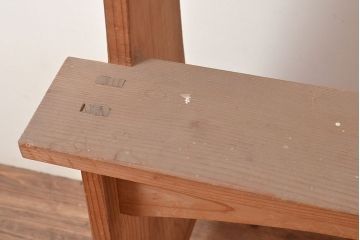 和製アンティーク　ディスプレイにおすすめ!素朴な木味が懐かしい雰囲気を醸し出す飾り棚(花台)(R-047956)