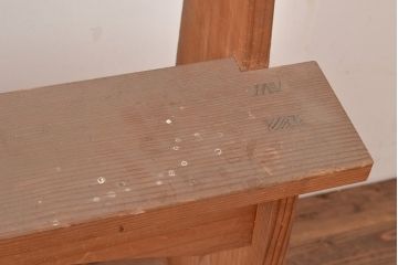 和製アンティーク　ディスプレイにおすすめ!素朴な木味が懐かしい雰囲気を醸し出す飾り棚(花台)(R-047956)