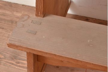 和製アンティーク　ディスプレイにおすすめ!素朴な木味が懐かしい雰囲気を醸し出す飾り棚(花台)(R-047956)