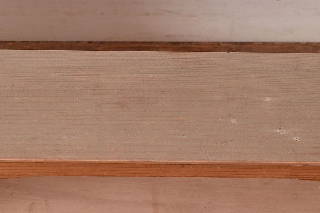 和製アンティーク　ディスプレイにおすすめ!素朴な木味が懐かしい雰囲気を醸し出す飾り棚(花台)(R-047956)