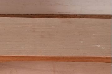 和製アンティーク　ディスプレイにおすすめ!素朴な木味が懐かしい雰囲気を醸し出す飾り棚(花台)(R-047956)