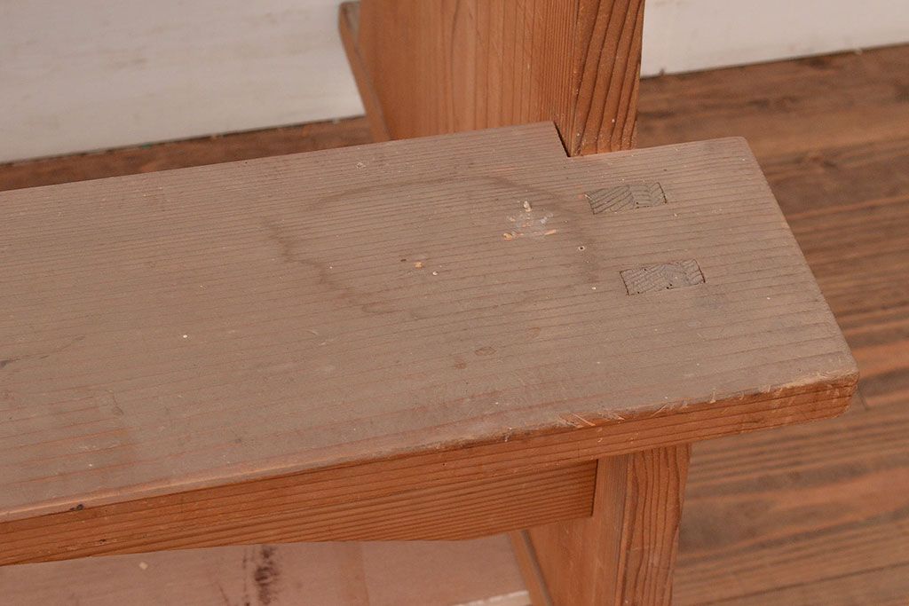 和製アンティーク　ディスプレイにおすすめ!素朴な木味が懐かしい雰囲気を醸し出す飾り棚(花台)(R-047956)