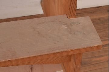 和製アンティーク　ディスプレイにおすすめ!素朴な木味が懐かしい雰囲気を醸し出す飾り棚(花台)(R-047956)