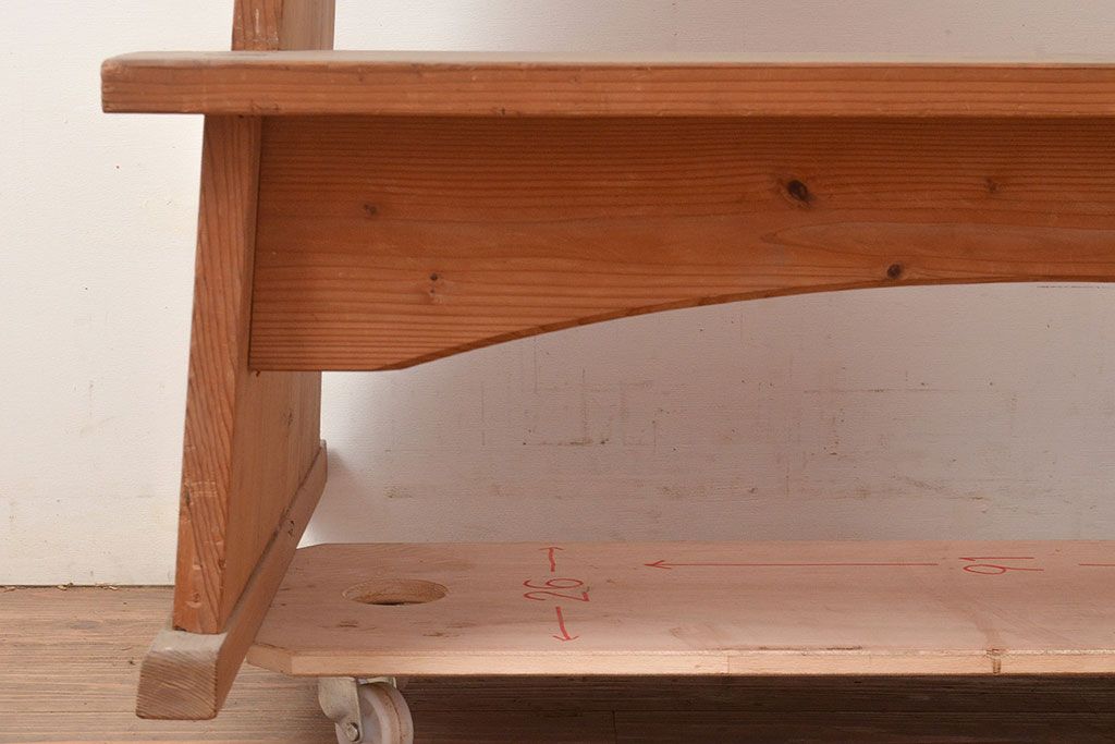 和製アンティーク　ディスプレイにおすすめ!素朴な木味が懐かしい雰囲気を醸し出す飾り棚(花台)(R-047956)