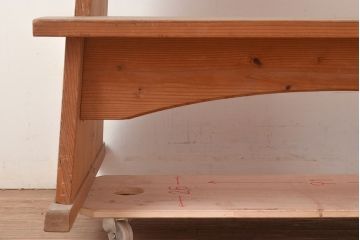 和製アンティーク　ディスプレイにおすすめ!素朴な木味が懐かしい雰囲気を醸し出す飾り棚(花台)(R-047956)