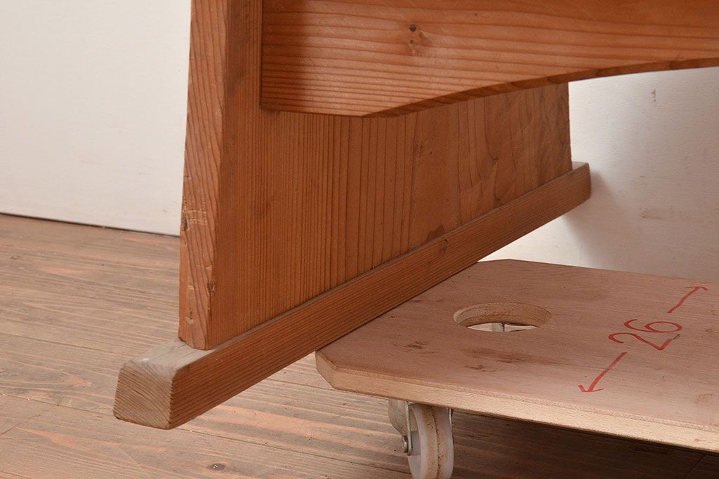 和製アンティーク　ディスプレイにおすすめ!素朴な木味が懐かしい雰囲気を醸し出す飾り棚(花台)(R-047956)