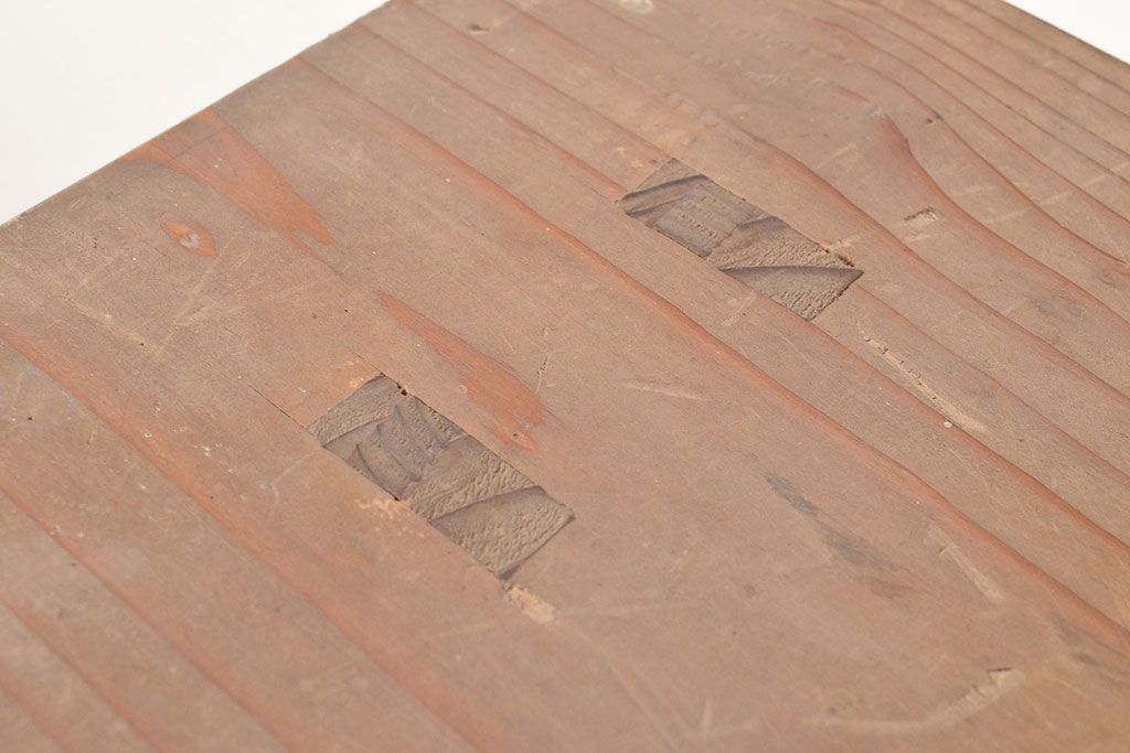 和製アンティーク　ディスプレイにおすすめ!素朴な木味が懐かしい雰囲気を醸し出す飾り棚(花台)(R-047956)