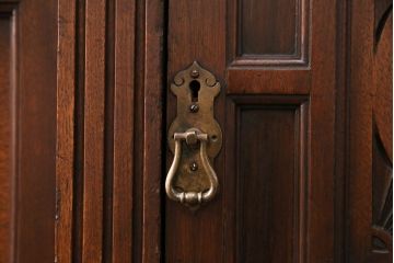 イギリスアンティーク　凝ったつくりを楽しめる、オーク材とマホガニー材を使ったミラーバックサイドボード(キャビネット、収納棚)(R-047964)
