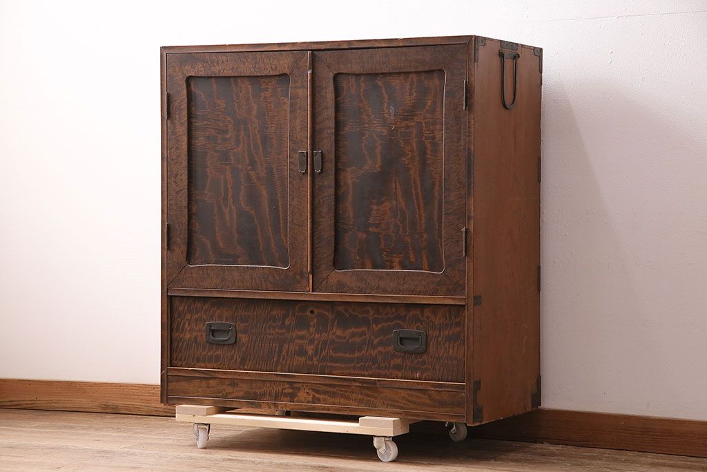 和製アンティーク　前面にカエデ材を使用した、落ち着いた佇まいの収納棚(戸棚、キャビネット)(R-047966)