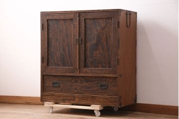 和製アンティーク　前面にカエデ材を使用した、落ち着いた佇まいの収納棚(戸棚、キャビネット)(R-047966)