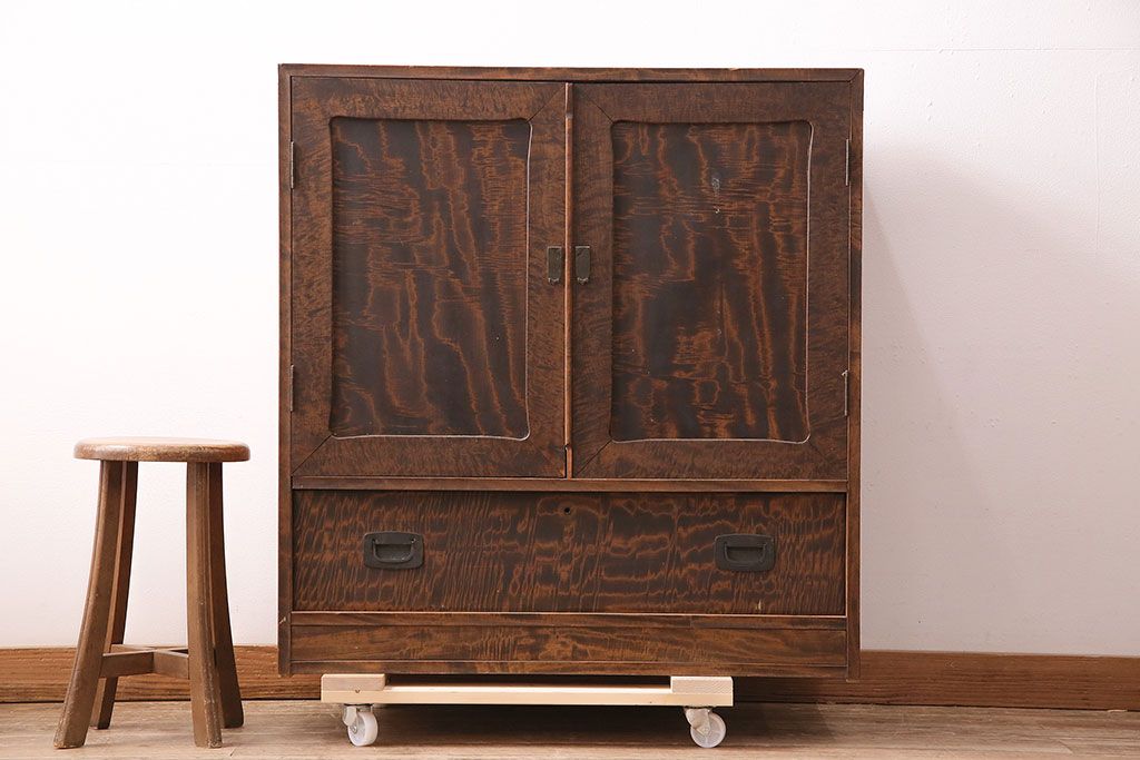 和製アンティーク　前面にカエデ材を使用した、落ち着いた佇まいの収納棚(戸棚、キャビネット)(R-047966)