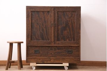 和製アンティーク　前面にカエデ材を使用した、落ち着いた佇まいの収納棚(戸棚、キャビネット)(R-047966)