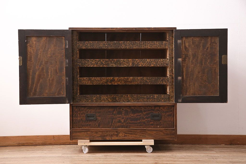 和製アンティーク　前面にカエデ材を使用した、落ち着いた佇まいの収納棚(戸棚、キャビネット)(R-047966)