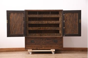 和製アンティーク　前面にカエデ材を使用した、落ち着いた佇まいの収納棚(戸棚、キャビネット)(R-047966)