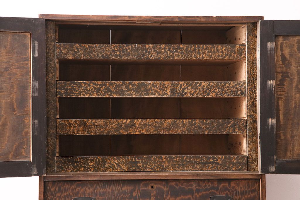 和製アンティーク　前面にカエデ材を使用した、落ち着いた佇まいの収納棚(戸棚、キャビネット)(R-047966)