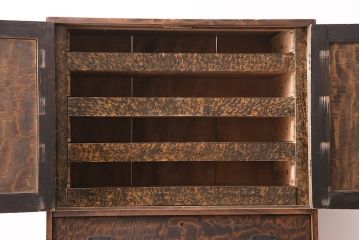 和製アンティーク　前面にカエデ材を使用した、落ち着いた佇まいの収納棚(戸棚、キャビネット)(R-047966)