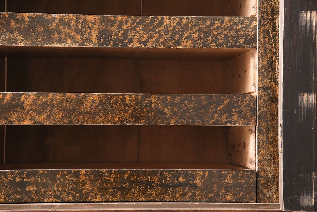 和製アンティーク　前面にカエデ材を使用した、落ち着いた佇まいの収納棚(戸棚、キャビネット)(R-047966)