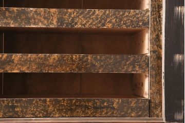 和製アンティーク　前面にカエデ材を使用した、落ち着いた佇まいの収納棚(戸棚、キャビネット)(R-047966)