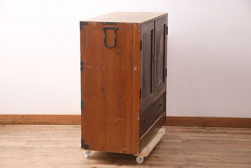 和製アンティーク　前面にカエデ材を使用した、落ち着いた佇まいの収納棚(戸棚、キャビネット)(R-047966)