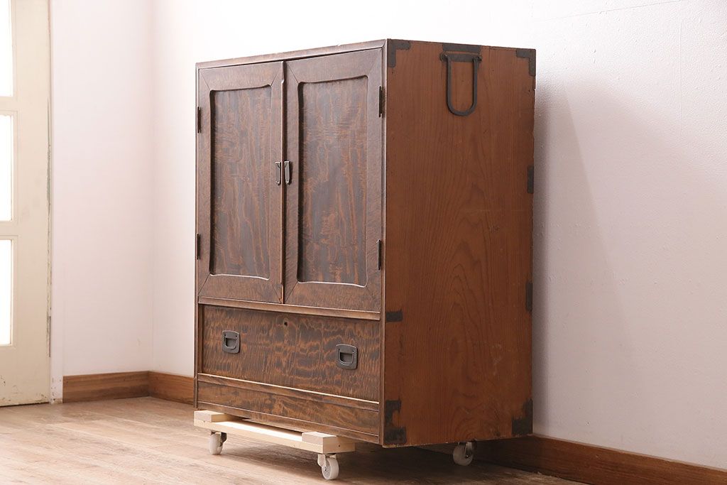 和製アンティーク　前面にカエデ材を使用した、落ち着いた佇まいの収納棚(戸棚、キャビネット)(R-047966)