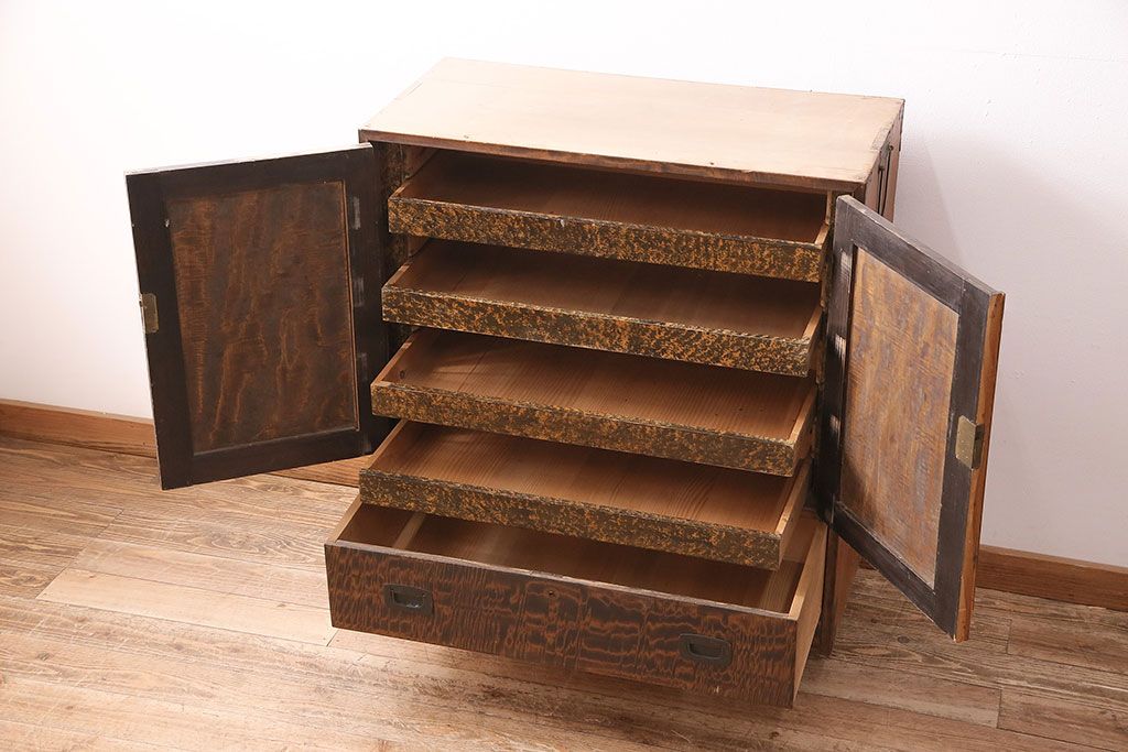 和製アンティーク　前面にカエデ材を使用した、落ち着いた佇まいの収納棚(戸棚、キャビネット)(R-047966)